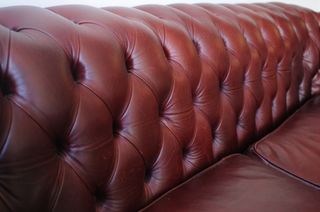 Sofá Chesterfield cuero rojo antiq