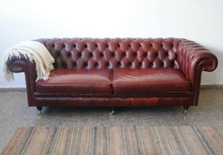 Sofá Chesterfield cuero rojo antiq