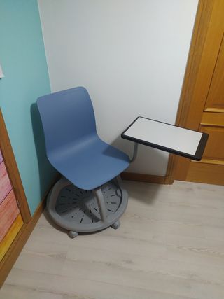 Silla didáctica con escritorio abatible