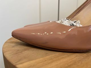 Zapato salón de punta fina en charol, Unisa