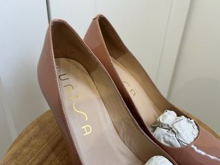 Zapato salón de punta fina en charol, Unisa
