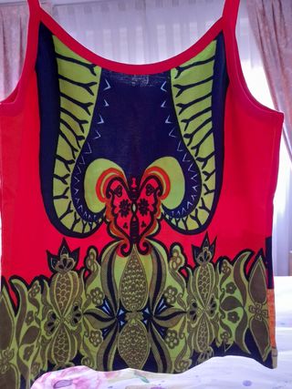 Camiseta tirantes, pedreria.