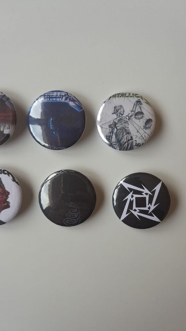 Pines o chapas de Metallica.