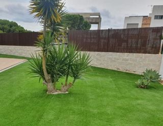 Jardínero césped artificial