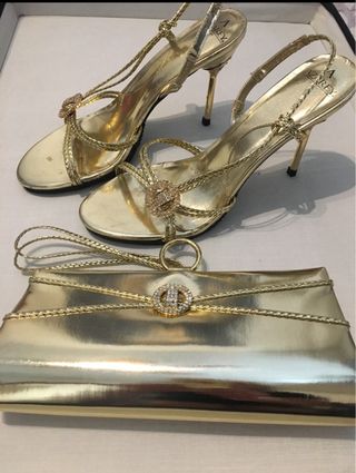 Sandalias de mujer y cartera de fiesta