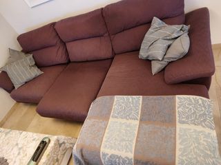 Sofá chaise longue color berenjena