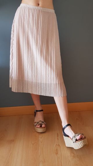 falda Midi plisada rosa palo de Mango