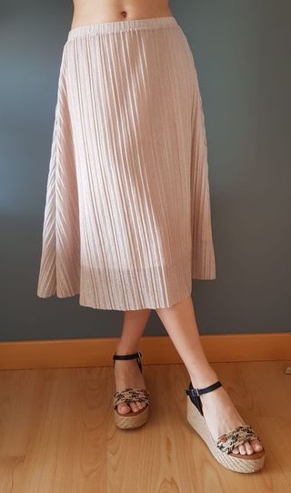 falda Midi plisada rosa palo de Mango