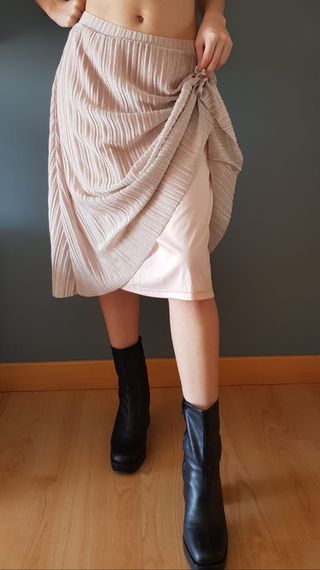 falda Midi plisada rosa palo de Mango