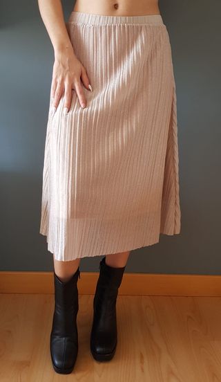 falda Midi plisada rosa palo de Mango