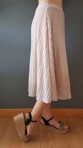 falda Midi plisada rosa palo de Mango