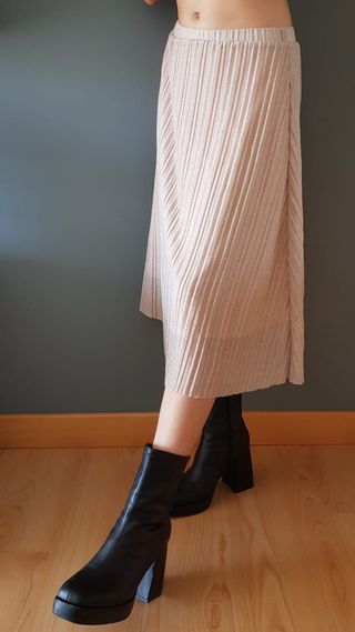 falda Midi plisada rosa palo de Mango