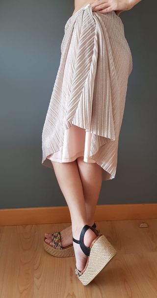 falda Midi plisada rosa palo de Mango