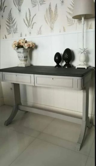 Consola nórdica decapada en gris piedra