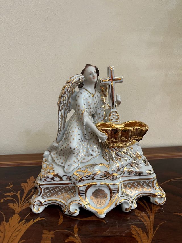 Acquasantiera in porcellana