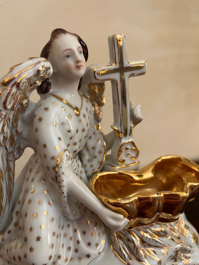 Acquasantiera in porcellana