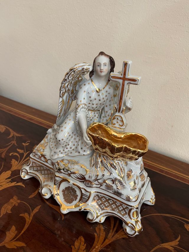 Acquasantiera in porcellana