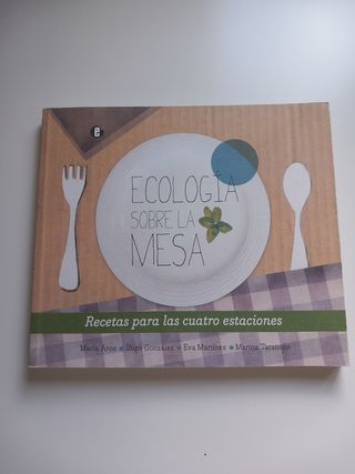Libro de cocina ecología sobre la mesa