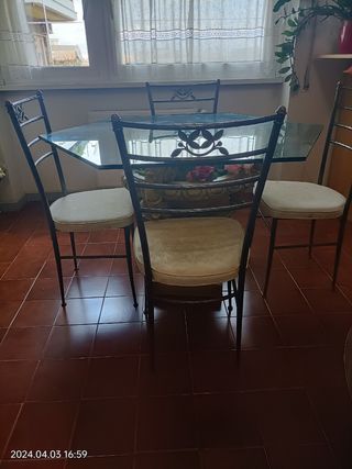 Tavolo con  sedie 