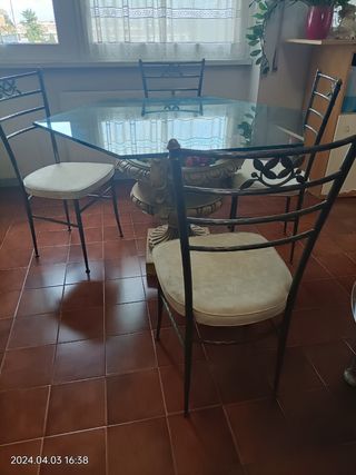 Tavolo con  sedie 