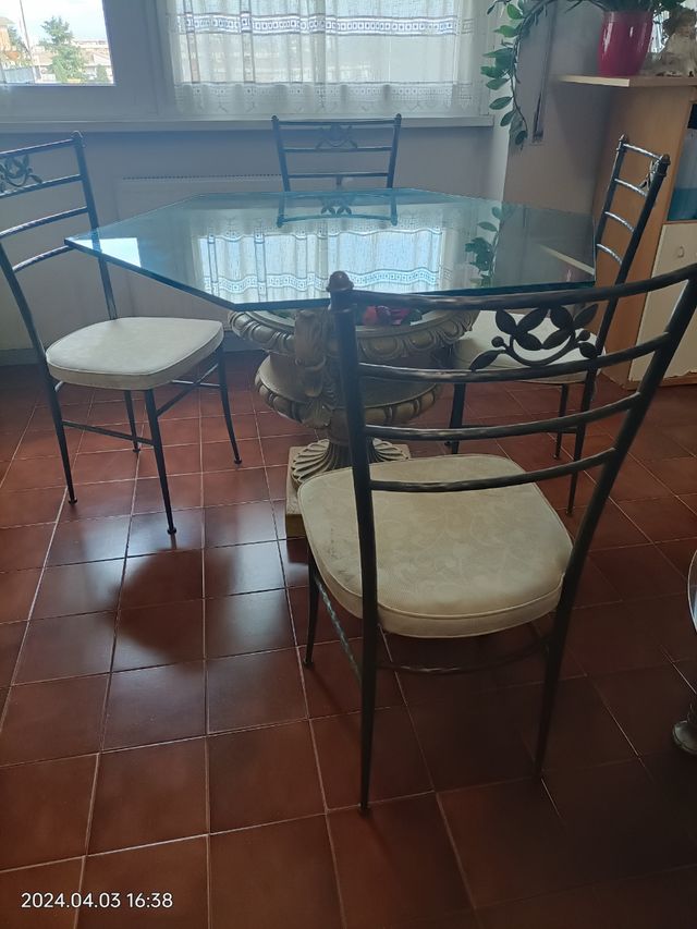 Tavolo con  sedie