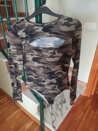 Body señora con escote estampado militar