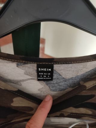 Body señora con escote estampado militar