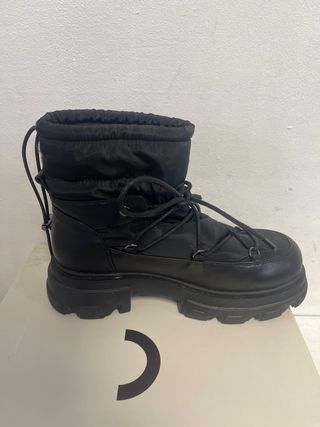 Botas di nuovo color negro talla 38