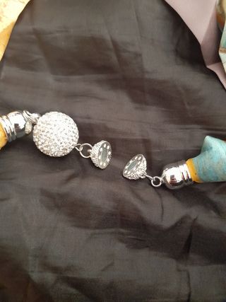 Foulard gioiello in raso e chiusura magnetica 