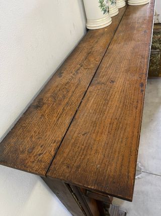 Frontal de chimenea en madera de roble.