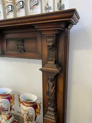 Frontal de chimenea en madera de roble.