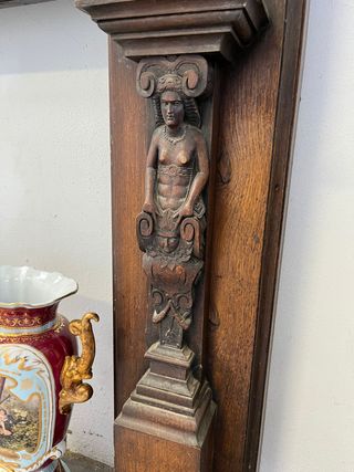 Frontal de chimenea en madera de roble.