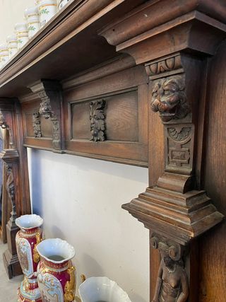 Frontal de chimenea en madera de roble.