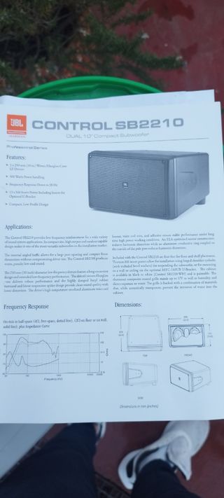Altavoz con bombo y subwoofer profesional. JBL