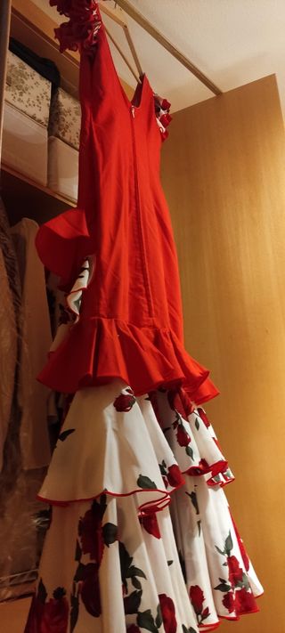 Traje y mantoncillo de flamenca