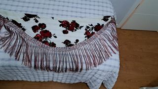 Traje y mantoncillo de flamenca