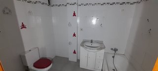 Piso.  con párquing, terraza y piscina comunitaria