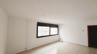 Piso.  con párquing, terraza y piscina comunitaria