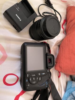 Cámara fotos canon EOS 2000D