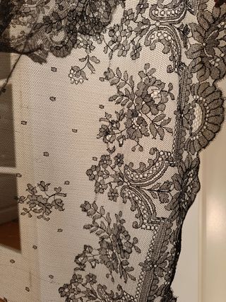 Antigua mantilla chantilly