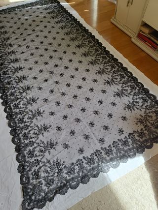 Antigua mantilla chantilly