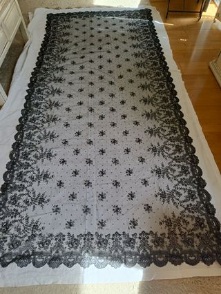 Antigua mantilla chantilly