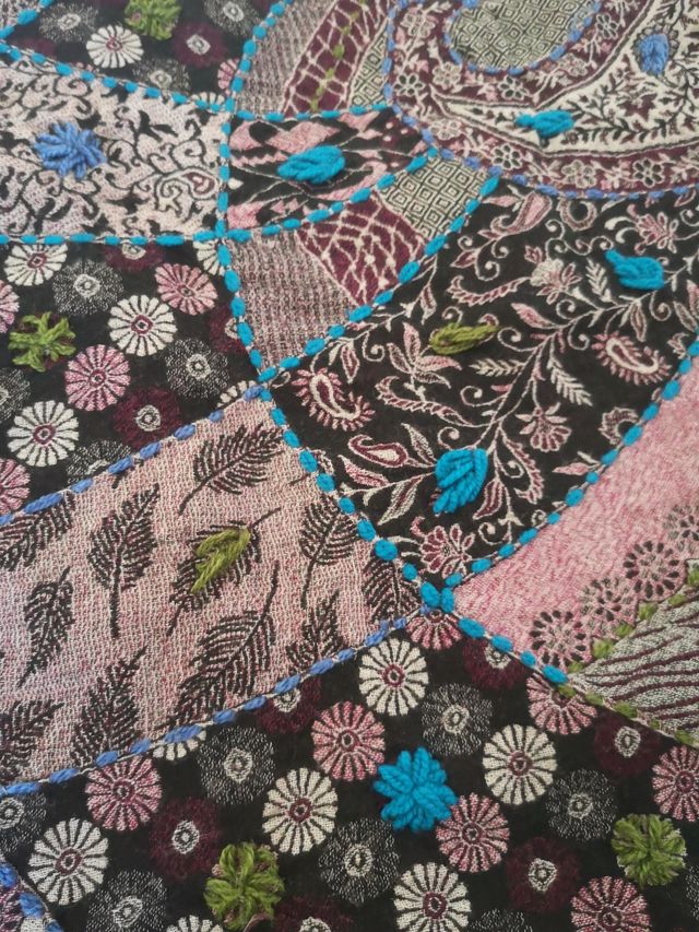 Sciarpa lana ricamata a mano