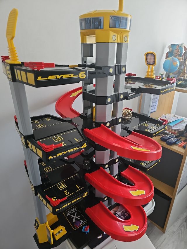 Pista de juguete con elevador