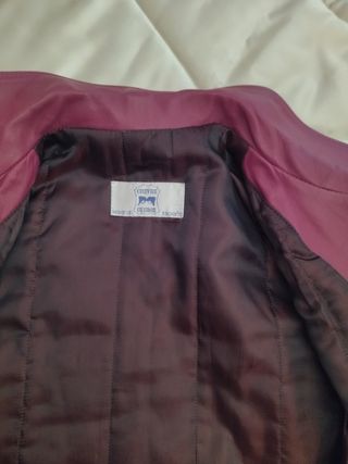 Chaquetón mujer de cuero granate.