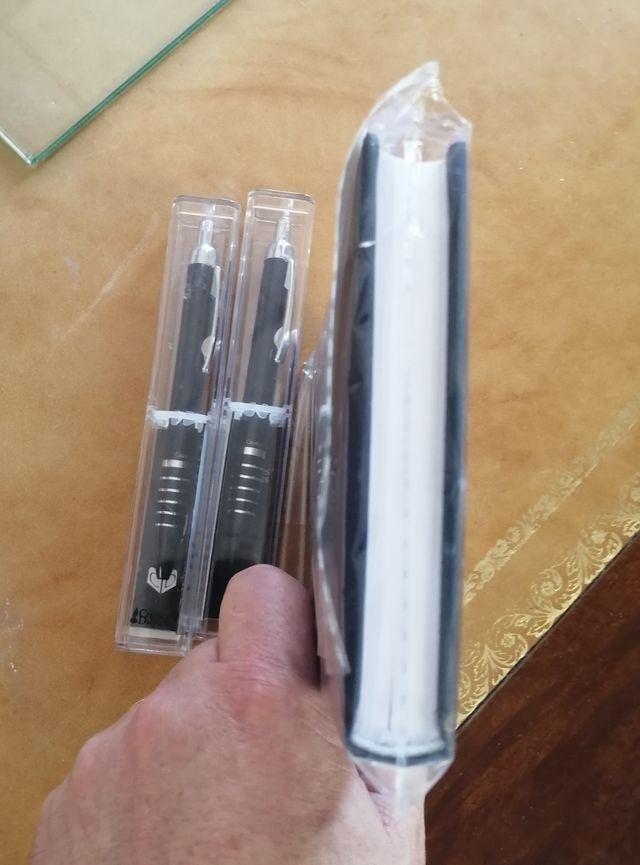 Agenda tipo monedero con bolígrafos 2024