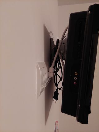 Televisión 17" + soporte de pared