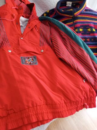 Lote de dos prendas deportivas de hombre y mujer