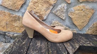 Zapatos de tacón color beige.