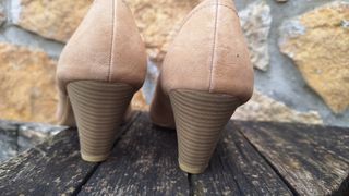 Zapatos de tacón color beige.